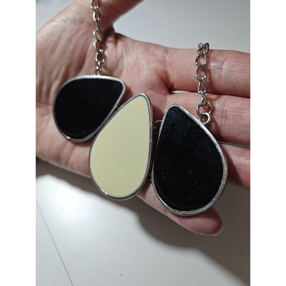 *Sale* Silver tone necklace with black and white pendant - Picture 3 of 11